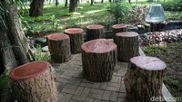 Bangku-bangku yang terbuat dari batang pohon ini bisa dijadikan sebagai tempat beristirahat setelah lelah berkeliling taman.