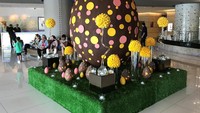 Telur Paskah ini berwarna cokelat dengan motif kuning hingga merah muda