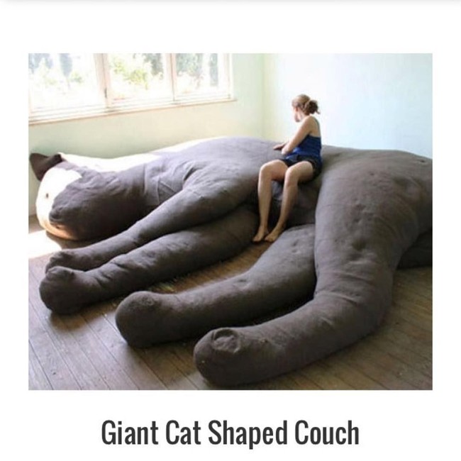 Sofa bentuk kucing raksasa yang lebih terlihat aneh dari pada unik. Foto: Instagram @pleasehatethesethings