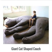 Sofa bentuk kucing raksasa yang lebih terlihat aneh dari pada unik. Foto: Instagram @pleasehatethesethings