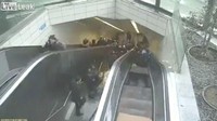 Setelah Erik jatuh ke dalam lubang, panel logam di eskalator tiba-tiba menutup. Foto: LiveLeak/mirror.co.uk