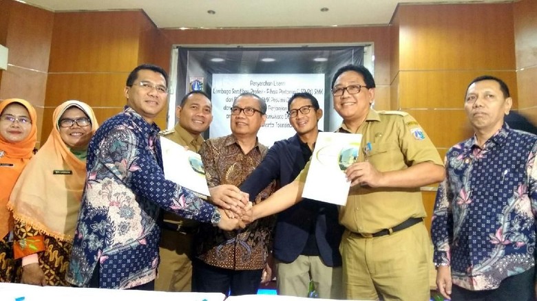 Sandi Pastikan Lulusan SMK Pariwisata Mudah Dapat Kerja Sandi Pastikan Lulusan SMK Pariwisata Mudah Dapat Kerja