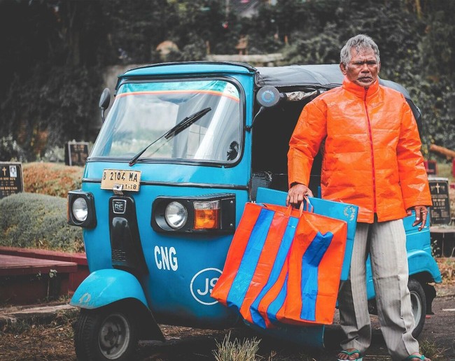 Bukan hanya baju sandal jepit, Arnold Putra juga menampilkan pria membawa tas pasar dan jaket oversized. Tas pasar warna-warni itu sebelumnya sempat jadi perbincangan karena rumah mode Balenciaga merilis tas sejenis pada 2016. Tas Balenciaga itu langsung jadi bahan lelucon netizen karena mirip tas belanja untuk ke pasar. Foto: Instagram Arnold Putra