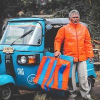 Bukan hanya baju sandal jepit, Arnold Putra juga menampilkan pria membawa tas pasar dan jaket oversized. Tas pasar warna-warni itu sebelumnya sempat jadi perbincangan karena rumah mode Balenciaga merilis tas sejenis pada 2016. Tas Balenciaga itu langsung jadi bahan lelucon netizen karena mirip tas belanja untuk ke pasar. Foto: Instagram Arnold Putra