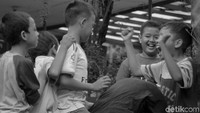Keceriaan salah satu anak yang telah memenangkan permainan.