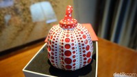 Ada juga labu kecil bermotif polkadot merah karya Yayoi Kusama yang dijual oleh salah satu galeri seni. Sebagian besar galeri yang memajang karya berasal dari Korea Selatan. Foto: (Agnes/detikhot)