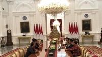 Jokowi mendengarkan langsung keluhan dari pengemudi ojek.