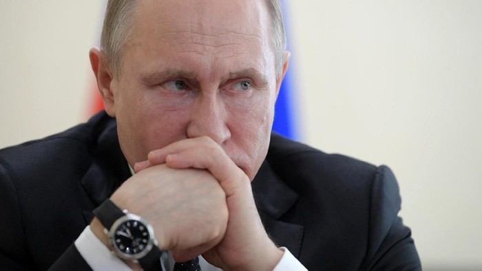 Russian President Vladimir Putin chairs a meeting dedicated to fire, that killed at least 64 people at a busy shopping mall, in Kemerovo, Russia March 27, 2018.  Sputnik/Alexei Druzhinin/Kremlin via REUTERS ATTENTION EDITORS - THIS IMAGE WAS PROVIDED BY A THIRD PARTY.