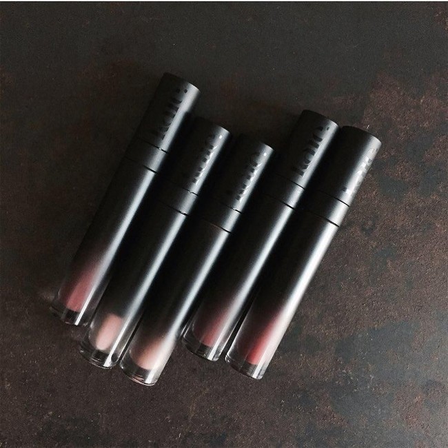 Katarina Aie, influencer dan pengusaha cantik Indonesia merilis produk kosmetik Kaie Beauty. Kaie Beauty merilis Dalam koleksi lipstiknya tersebut terdiri dari satu lip gloss dan empat lip mousse. Produk lipstik berbalut tabung hitam itu tampak elegan sehingga dilirik pecinta kosmetik di 2018.  Foto: dok. Instagram