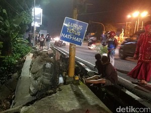 Diguyur Hujan Deras, Trotoar di Jambi Amblas Sedalam 10 Meter