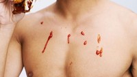 Duh, siapa yang nggak akan meleleh kalau lihat gaya makan burger aktor tampan ini. Yoshi Sudarso, lebih sering membintangi film bergenre action. Jadi pantas saja kalau ia punya tubuh yang tegap dan berotot. Foto: Instagram @yoshi_sudarso  