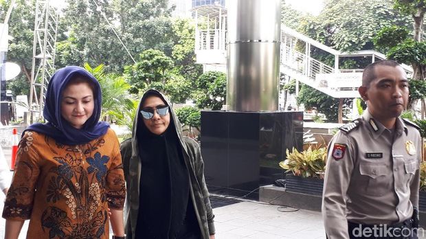 KPK memeriksa istri Setya Novanto, Deisti Astriani Tagor terkait kasus dugaan korupsi e-KTP, Selasa (27/3/2018)