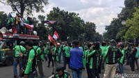 Orator dari mobil komando juga terus menyuarakan tuntutan soal regulasi ojek online.