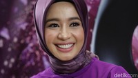 Paras cantiknya semakin bersinar dan berseri-seri kala tersenyum. Pool/Palevi S/detikFoto.