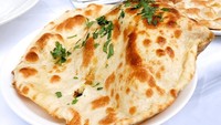 Naan populer di India dan Timur Tengah. Roti pipih ini bahkan identik dikaitkan sebagai makanan tradisional adal India dan Pakistan. Meskipun demikian, masyarakat Timur Tengah juga banyak menyantap naan. Naan terbuat dari tepung terigu, air dan ghee yakni mentega tradisional yang beraroma khas. Foto: Istock