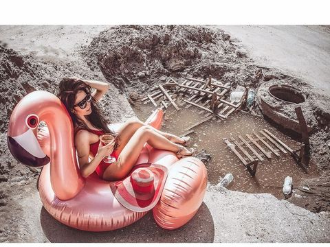 Anna Moskvicheva berpose di jalan berlubang di M. Gornaya