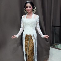 Inilah penampilan Dewi Persik saat menggelar resepsi pernikahan dengan sang suami, Angga Wijaya, di sela-sela HUT ANTV ke 25 di Ancol, Minggu (24/3/2018). Dewi memakai kebaya putih yang panjangnya menyapu lantai rancangan desainer Marga Alam. Pada hari itu, mantan istri Saipul Jamil tersebut menjelma menjadi pengantin Jawa dengan kain batik dan sanggul Jawa. Foto: Instagram @dewiperssikreal