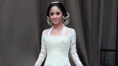 Ayu Tenan, Dewi Persik Tampil dengan Makeup Flawless di Resepsi Nikah