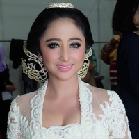 Agar terlihat lebih glamour, sang hair stylist menerapkan tiara kecil di bagian atas rambut dan tusuk konde bertabur bebatuan di bagian kiri dan kanan sanggul. Penampilan Dewi Persik ini pun banjir pujian. Sebagian besar menyebutnya ayu dan cantik. Foto: Instagram @AndruwSpun