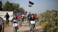 Warga Palestina naik sepeda ke perbatasan Israel. 