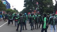 Ojol bersatu tak bisa dikalahkan, teriak massa.
