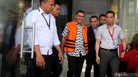 Dari pantauan, Selasa (27/3/2018), Anton tampak keluar dari ruang pemeriksaan KPK sekitar pukul 17.30 WIB.