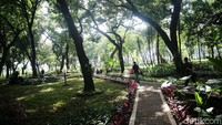 Taman ini terletak di sisi barat Monas.