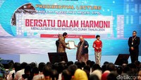 Setelah peserta memainkan angklung, Ketua Muri Jaya Suprana menyerahkan sertifikat Muri kepada MenPAN-RB Asman Abnur.