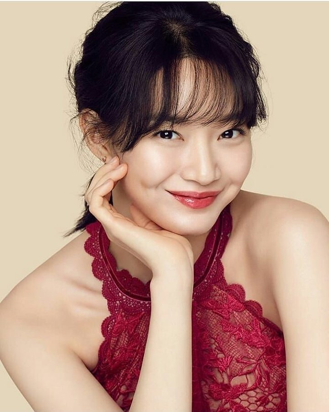 Shin Min Ah memulai kariernya sebagai model pada 1998. Saat dirinya masih berada di sekolah menengah, Min Ah melakukan pemotretan dengan beberapa temannya. Ia mengirim foto-foto itu ke Kiki Magazine, dan publikasi memilihnya sebagai model untuk majalah remaja mereka. Foto: Instagram