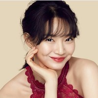 Shin Min Ah memulai kariernya sebagai model pada 1998. Saat dirinya masih berada di sekolah menengah, Min Ah melakukan pemotretan dengan beberapa temannya. Ia mengirim foto-foto itu ke Kiki Magazine, dan publikasi memilihnya sebagai model untuk majalah remaja mereka. Foto: Instagram