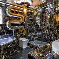 Interior kamar mandi yang tak biasa. Bahkan ada aksen ular untuk menunjukkan di mana tempat toiletnya. Foto: Instagram @pleasehatethesethings