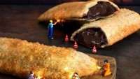 Lagi-lagi bertema konstruksi, Chocolate Pie digambarkan dengan miniatur para pekerja sedang mengelas permukaan pie yang menggiurkan. Foto: Instagram mcdonaldsau