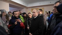Begini ekspresi Putin saat menemui keluarga korban. Sejauh ini, korban tewas mencapai 64 orang, dengan puluhan di antaranya merupakan anak-anak