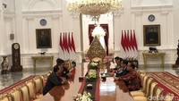 Lima orang perwakilan driver ojek online (ojol) mengeluhkan tarif yang kelewat murah kepada Presiden Jokowi. Driver ojol mengusulkan tarif sebesar Rp 2.500 per kilometer. Usulnya jadi Rp 2.500 per kilometer, ujar Menhub Budi Karya Sumadi di Istana Negara, Jakarta Pusat, Selasa (27/3/2018). Foto: Ray Jordan/detikcom