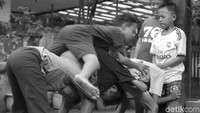 Ini salah satunya, Anak-anak bermain lompat punggung. Caranya adalah dengan melompat tinggi dan menaiki punggung lawan bermainnya.