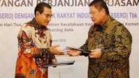 Direktur Utama Bank BRI Suprajarto (kiri) bersama Direktur Utama PT. Taspen (Persero) Iqbal Latanro (kanan) melakukan penandatanganan Perjanjian Kerja Sama (PKS) antara Bank BRI dan PT. Taspen, di Jakarta, Selasa (27/3). Foto: dok. BRI