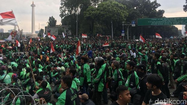 Massa driver ojek online di depan Istana, Selasa (27/3/2018)