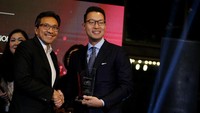 Presiden Direktur Bank CIMB Niaga Tigor M Siahaan menyerahkan penghargaan Best Innovation In High Rise Residential kepada Director Lippo Group John Riady dalam acara Night of Inspiration di Jakarta, Senin (26/3/2018) malam.