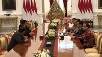 Menteri Perhubungan Budi Karya Sumadi juga ikut dalam pertemuan tersebut. Tadi saya perintahkan kepada Menhub, Menkominfo untuk besok mengumpulkan aplikator-aplikator. Diundang plus termasuk graber-grabernya (pengemudi) diajak bicara. Intinya dicari jalan tengah agar tidak merugikan, kata Jokowi. Foto: Ray Jordan/detikcom