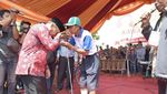 Menengok Kebiasaan Gubernur Kalteng Cium Tangan Orang Tua