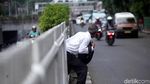 Foto: Aksi Nekat Penyeberang Jalan Terobos Pagar Pembatas