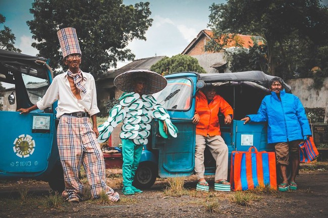 Inilah deretan karya unik dari desainer Arnold Putra. Arnold yang juga dikenal sebagai selebgram itu membuat baju yang terbuat dari puluhan sandal jepit Swallow bertali hijau. Foto: Instagram Arnold Putra