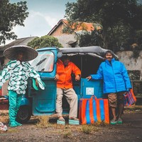 Inilah deretan karya unik dari desainer Arnold Putra. Arnold yang juga dikenal sebagai selebgram itu membuat baju yang terbuat dari puluhan sandal jepit Swallow bertali hijau. Foto: Instagram Arnold Putra
