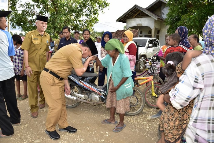 Menengok Kebiasaan Gubernur Kalteng Cium Tangan Orang Tua