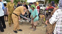 Kebiasaannya mencium tangan dilakukannya kapan pun dan dimana pun. Seperti yang dilakukannya saat kunker ke Kabupaten Kotawaringin Timur, Kotawaringin Barat, Seruyan, Barito Selatan, Barito Timur, dan Barito Utara. Foto: dok. Pemprov Kalteng