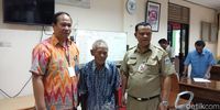 Mbah Ramon berfoto bersama petugas