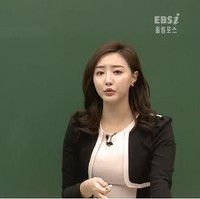 Kim Na Hyun merupakan seorang guru bahasa Inggris yang lulus dari Universitas Wanita Ehwa. Ia dikenal dengan kecantikan yang dimilikinya dan sering terlihat di saluran pendidikan Korea EBS. Foto: Istimewa