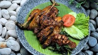 Yakin nggak ngiler kalau lihat ayam taliwang yang ini? Ayam utuh disajikan dengan plecing kangkung dan tiga jenis sambal. Ini foto postingan @drummerkuliner. Foto: Instagram
