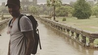 Angkor Wat, peninggalan bersejarah di Kamboja yang terkenal pun pernah disambangi David Beckham. Gaya travelingnya asyik ya! (davidbeckham/Instagram)
