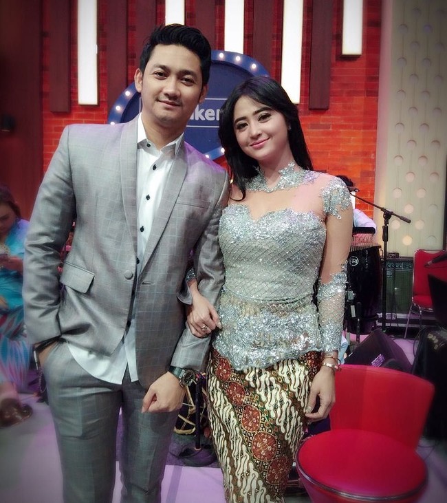 Saat berada di atas panggung, ayahanda Dewi Persik, Aidil, mengungkapkan putrinya dan Angga Wijaya sudah resmi menikah pada 10 September 2017. Pernikahan digelar pagi hari di Kantor Urusan Agama (KUA)  Sumber Sari, Jember, kampung halaman penyanyi dangdut 32 tahun itu. Foto: Instagram @dewiperssikreal